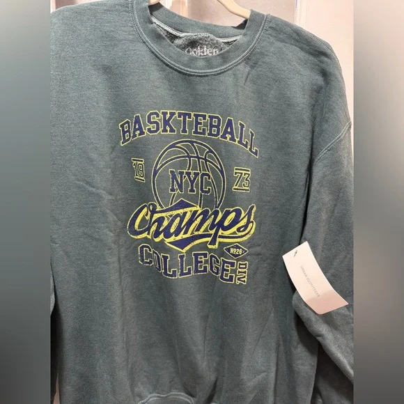 ⭐️SOLD⭐️NWT Urban Outfitters Basketball NYC College Crewneck Sweatshirt - Picture 3 of 6